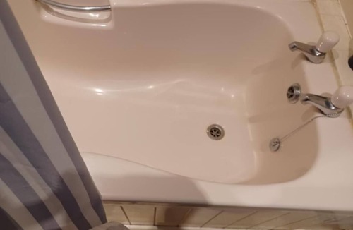 Shepton Mallet Bed & Breakfast | Constantine Court Homestay Shared bathroom with owner