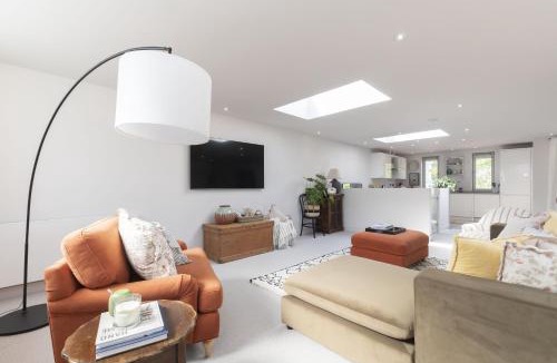 Cheltenham House | Contemporary 2-Bed 2-Bath Home with Parking