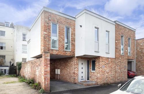 Cheltenham House | Contemporary 2-Bed 2-Bath Home with Parking