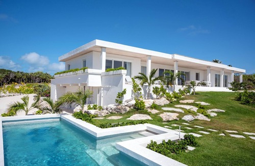 Savannah Sound House | Contemporary Beachfront Escape with Private Pool on Windermere's World-Famous Pink Sand Beach