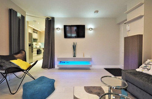 Eton Apartment | Contemporary Boutique 4 Sleeper Eton High Street - Pass the Keys