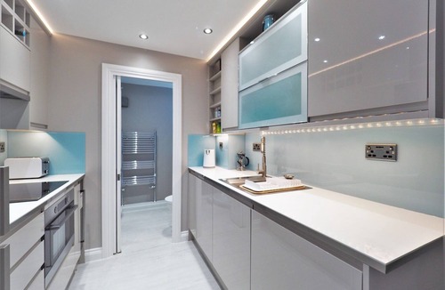 Eton Apartment | Contemporary Boutique 4 Sleeper Eton High Street - Pass the Keys