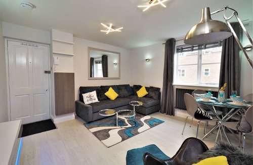Eton Apartment | Contemporary Boutique 4 Sleeper Eton High Street - Pass the Keys