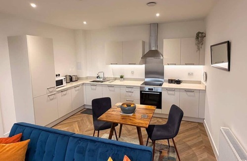 Henley Apartment | Contemporary Central Henley Apartment with Balcony