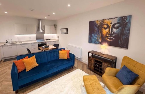 Henley Apartment | Contemporary Central Henley Apartment with Balcony