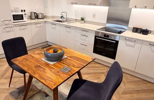 Henley Apartment | Contemporary Central Henley Apartment with Balcony