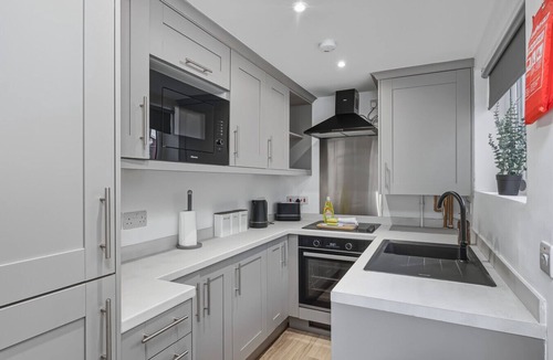 Fenny Stratford House | Contemporary House Near the High Street Free Parking Fast WiFi Smart TV Yoko Property