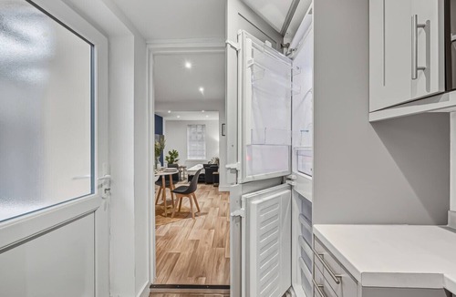 Fenny Stratford House | Contemporary House Near the High Street Free Parking Fast WiFi Smart TV Yoko Property
