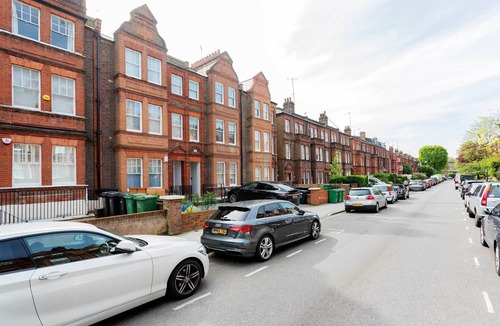 South Hampstead Apartment | Contemporary in Swiss Cottage, by Veeve