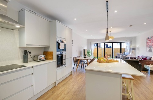 Coulsdon West House | Contemporary Purley Hideaway: Luxury, Convenience & Tranquil Surroundings