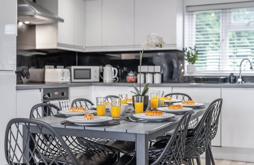 Hemel Hempstead House | Contractor 4-Bed | FREE Parking | Wi-Fi | Hemel