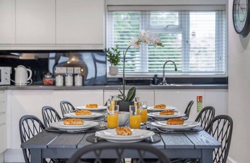 Hemel Hempstead House | Contractor 4-Bed | FREE Parking | Wi-Fi | Hemel