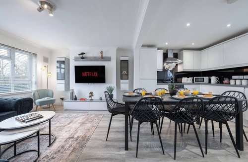 Hemel Hempstead House | Contractor 4-Bed | FREE Parking | Wi-Fi | Hemel