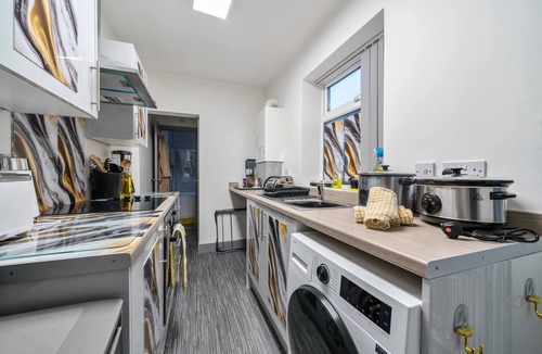 Stoke-on-Trent House | Contractor-friendly 2-bedroom house with free parking