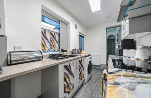Stoke-on-Trent House | Contractor-friendly 2-bedroom house with free parking