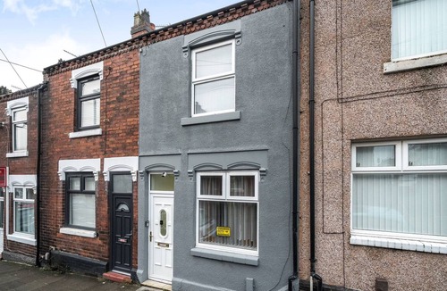 Stoke-on-Trent House | Contractor-friendly 2-bedroom house with free parking