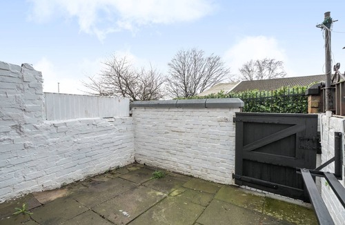 Stoke-on-Trent House | Contractor-friendly 2-bedroom house with free parking