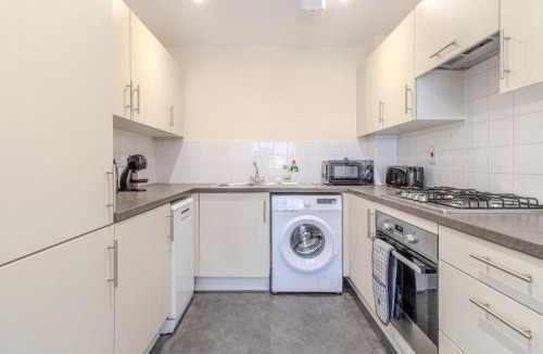 Wootton House | Contractor Friendly 4BDR 9 Guest Stay near Universal with Car Parking for 3
