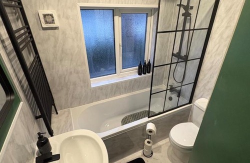 Runcorn House | Contractor Friendly House Sleeps 5 Free Parking WiFi
