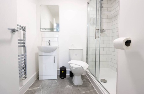 Margam Condo | Contractor Studio Parking Smart TV & Kitchen