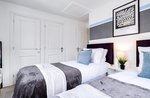 Newport Pagnell House | Contractors Retreat 3 bedroom house, sleeps up to 7, free parking