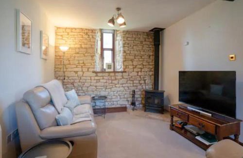 Cheltenham House | Converted 17th century barn with garden parking - Pass the Keys
