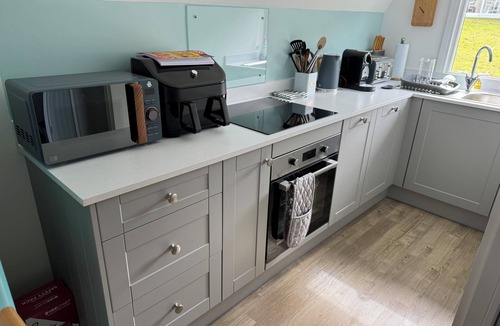 Bude Ski Chalet | Coombe View Cornwall Holiday Lodge Near Bude. Sea Views. Large Patio Sleeps 6.