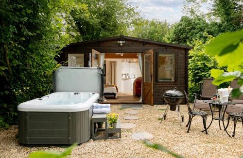 Blandford Saint Mary House | Copperbeech Hut - Romantic Hideaway with a Private Hot Tub
