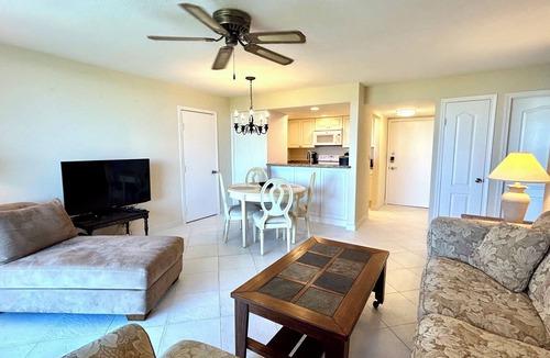 Williams Town Condo | Coral Beach Condo w Ocean View 1 Bdr Sleeps 4
