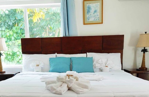 Coral Harbour Hotel | Coral Harbour Beach House And Villas