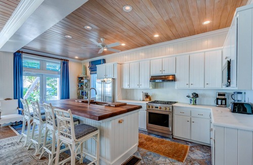 Hope Town Villa | Coral Reef House: Your Beachfront Oasis in Hope Town