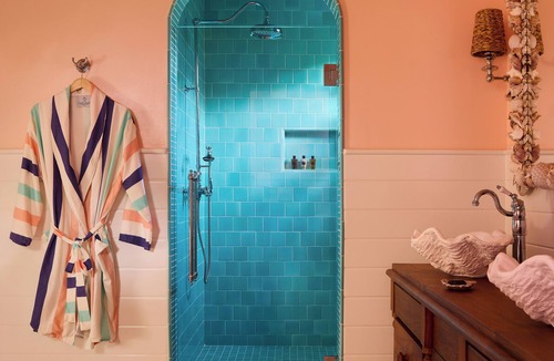 Dunmore Town Hotel | Coral Sands Inn & Cottages