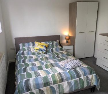 Corby House | Corby En-suite Rooms NN17 area Ideal Contractors Short & Long stays Opposite Lodge Park Leisure Center Double Rooms