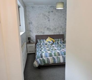 Corby House | Corby En-suite Rooms NN17 area Ideal Contractors Short & Long stays Opposite Lodge Park Leisure Center Double Rooms