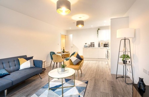 Bushey Apartment | Cosy 2-Bed Apt w/Parking, nr Harry Potter & London