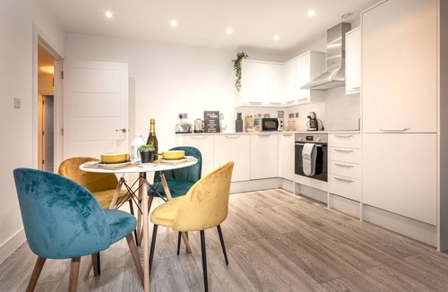 Bushey Apartment | Cosy 2-Bed Apt w/Parking, nr Harry Potter & London