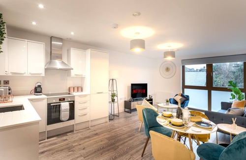 Bushey Apartment | Cosy 2-Bed Apt w/Parking, nr Harry Potter & London