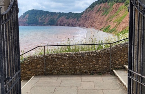 Sidmouth Cottage | Cosy 2 Bedroom Cottage in Sidmouth 200m from the beach with free parking.