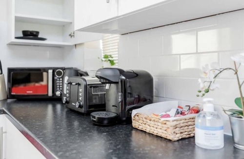 Bedford Apartment | Cosy 2BR Maisonette near Hospital & Stations