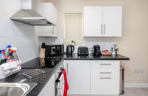 Bedford Apartment | Cosy 2BR Maisonette near Hospital & Stations