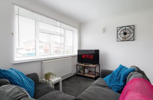 Grasby House | Cosy 3BR Home in Leighton Buzzard Parking Sleeps 5 Walk to Town & Train Near Rushmere Country Park & Leighton Buzzard Railway Perfect for Families & Work Stays