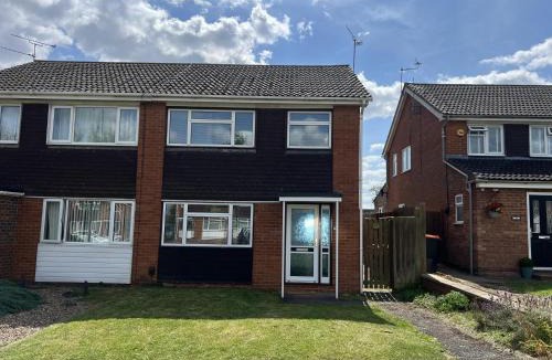 Grasby House | Cosy 3BR Home in Leighton Buzzard Parking Sleeps 5 Walk to Town & Train Near Rushmere Country Park & Leighton Buzzard Railway Perfect for Families & Work Stays