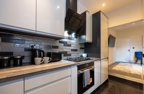 Newcastle-Under-Lyme House | Cosy 4 Bed Townhouse near Keele University and Royal Stoke Hospital