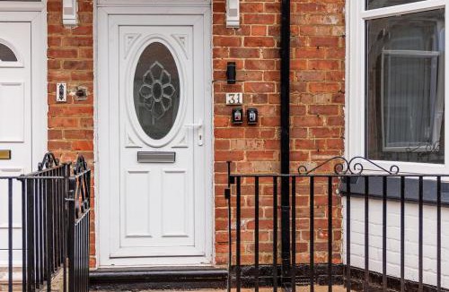 Darlington House | Cosy 4-BR Darlington Home Near Hospital-Sleeps 8!