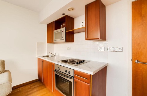 Courtfield Apartment | Cosy Apartment in London with Jacuzzi