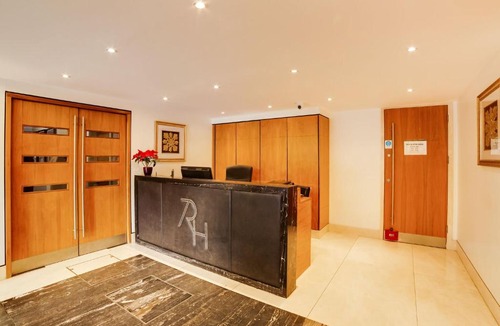 Courtfield Apartment | Cosy Apartment in London with Jacuzzi
