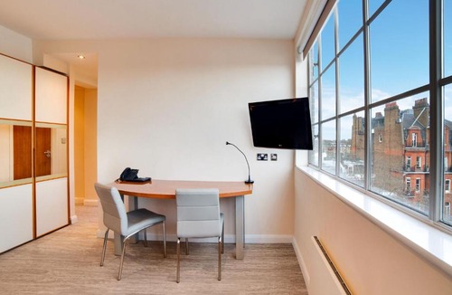 Courtfield Apartment | Cosy Apartment in London with Jacuzzi