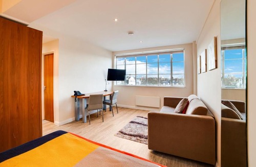 Courtfield Apartment | Cosy Apartment in London with Jacuzzi
