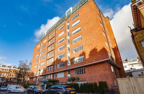 Courtfield Apartment | Cosy Apartment in London with Jacuzzi