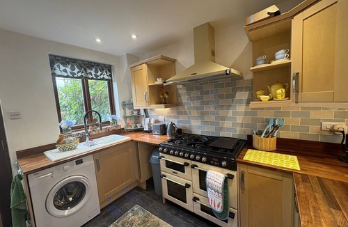 Bromham Cottage | Cosy country cottage for relaxing or for peaceful work setting with log burner